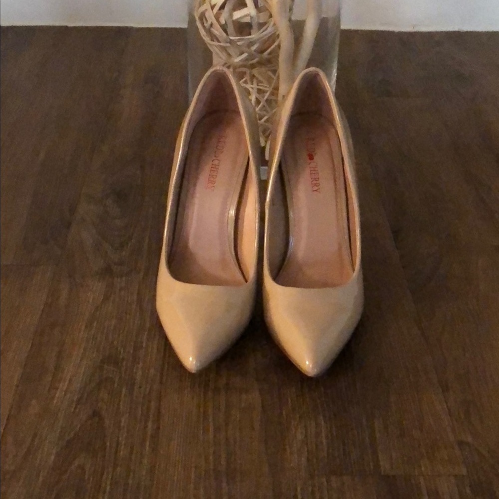 Nude Patent Leather Pump Size:8